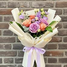 Букет цветов из:  Лизиантусы и Розы в Бугуруслане