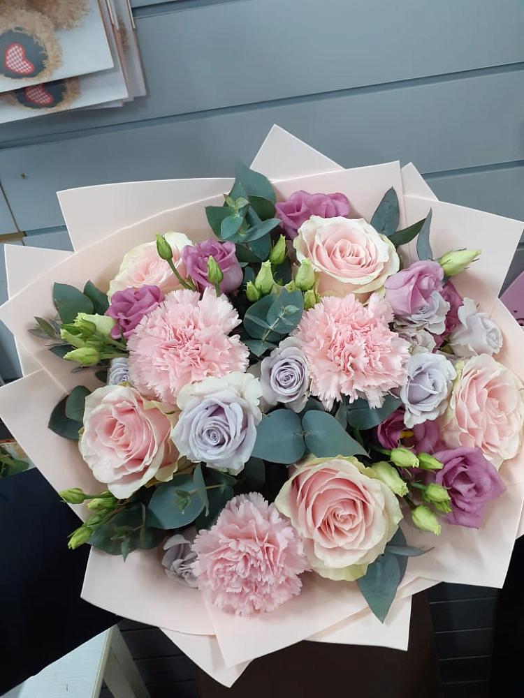 Букет цветов из: Розы, Гвоздики и Лизиантусы в Бугуруслане