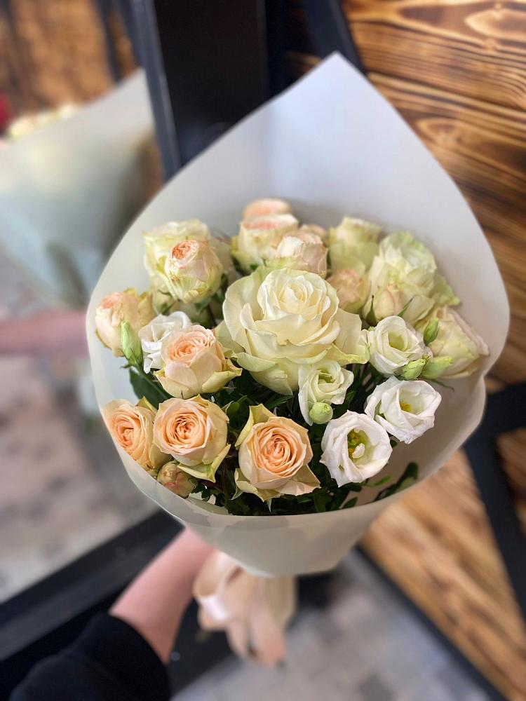 Букет цветов из: Розы и Лизиантусы в Бугуруслане